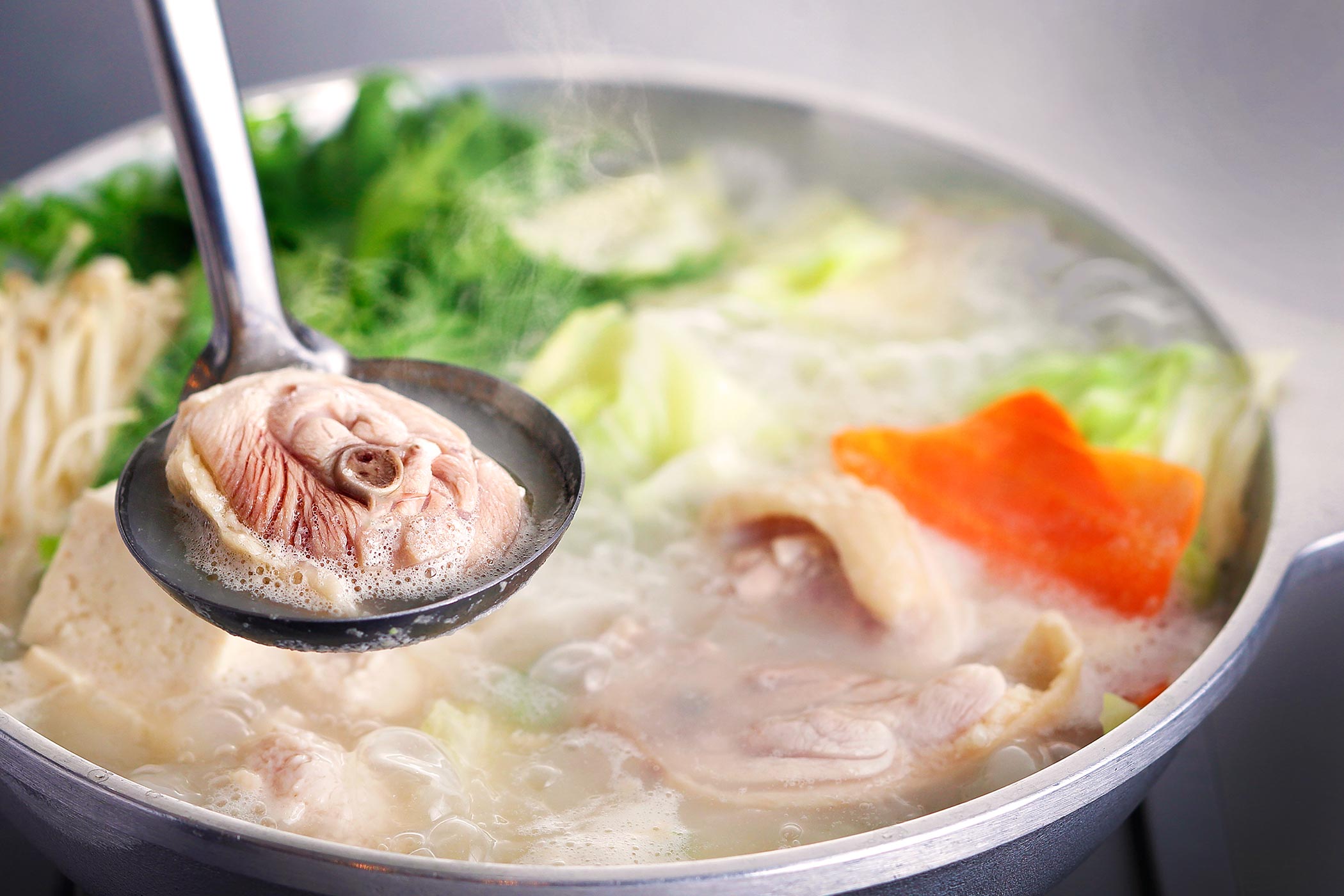 博多水炊き・もつ鍋 大和の看板メニュー「博多水炊き」