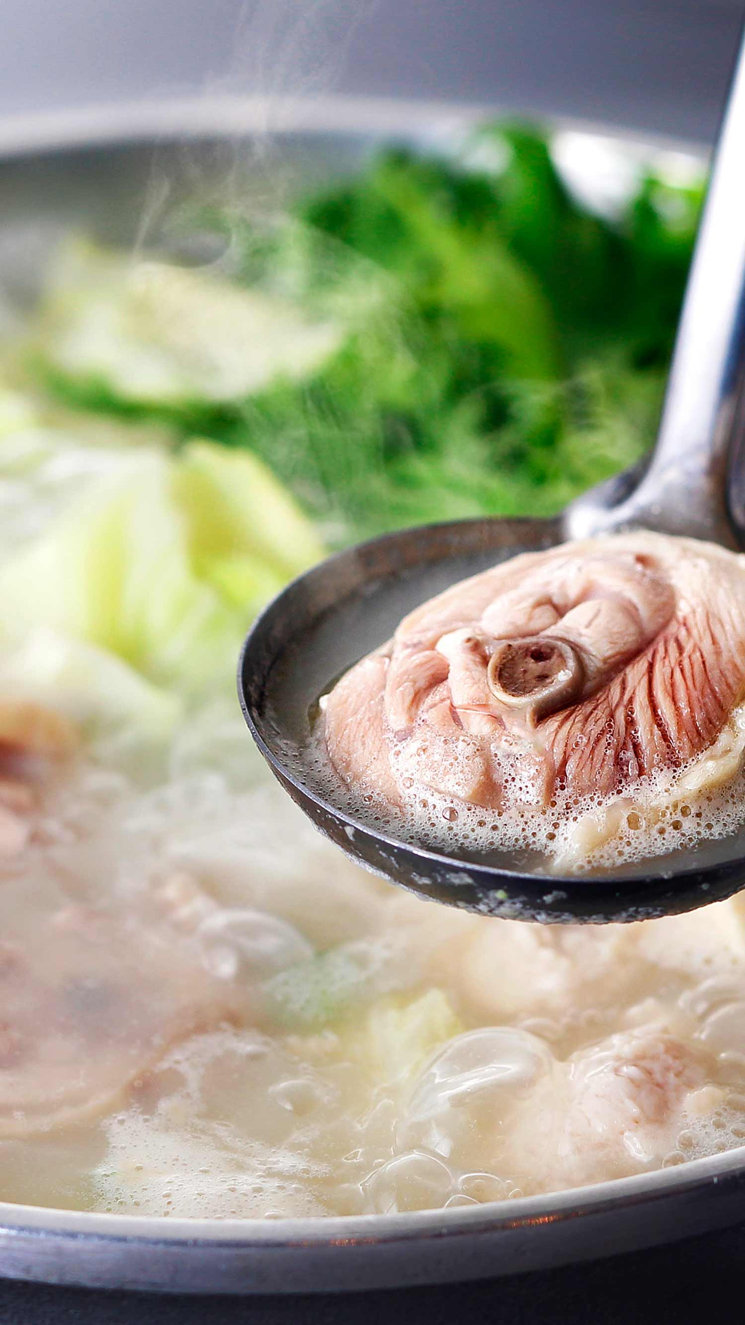 博多水炊き・もつ鍋 大和の看板メニュー「博多水炊き」
